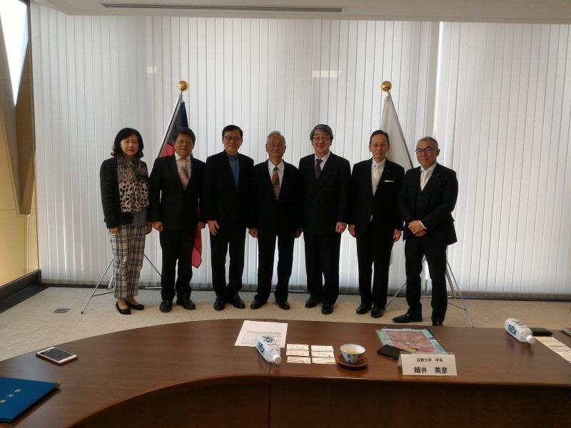 長榮大學董事長楊四海(中央)、校長李泳龍(左三)與近畿大學校長細井美彥(右三)、總務部長世耕石弘(右一)等兩校幹部合照