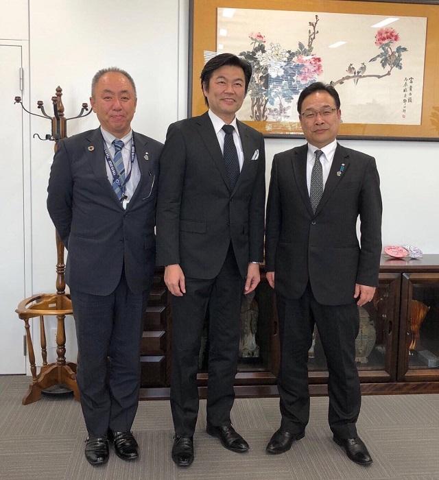 駐大阪辦事處李世丙處長(中)與福井縣美濱町長戶嶋嵨秀樹(右)及商工觀光課長今安宏行(左)合影
