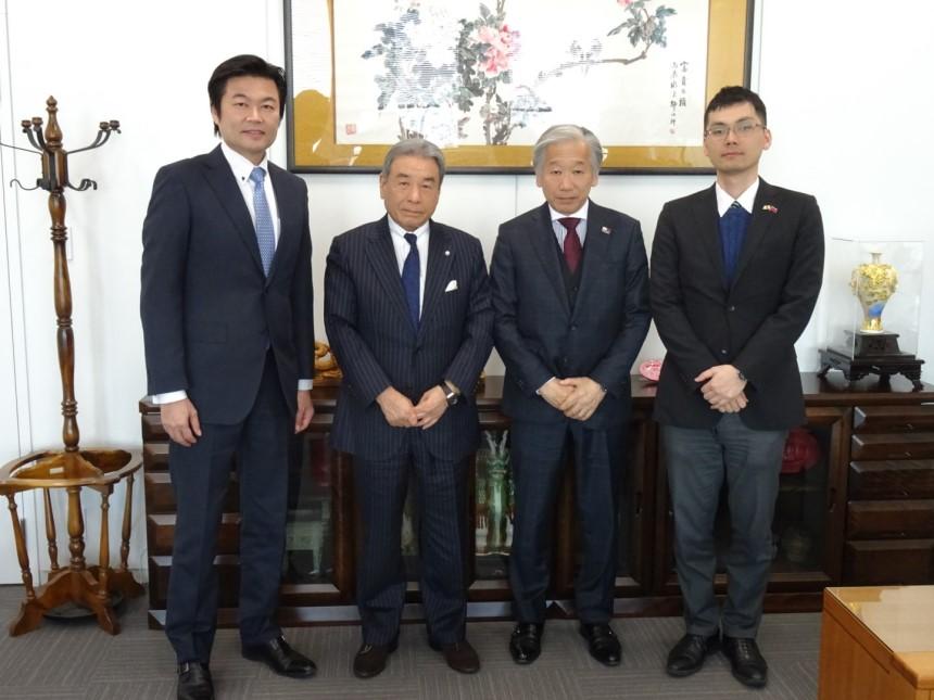 駐大阪辦事處李世丙處長(左) 與「高知縣日台親善協會」會長有田憲一(左二)及該會大阪支部長貴志陽一(右二) 等人合影