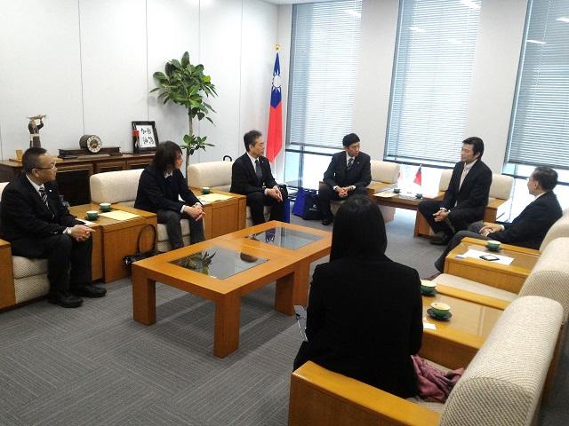 駐大阪辦事處李處長世丙(右二)與國立大阪大學幹部座談情形