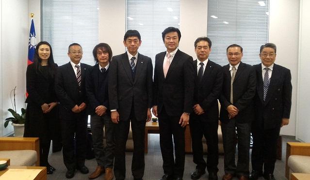 駐大阪辦事處李處長世丙(右四)與國立大阪大學幹部合照