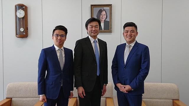 1.劉康彥議員(左)、陳建名議員(右)、李世丙處長(中)合影