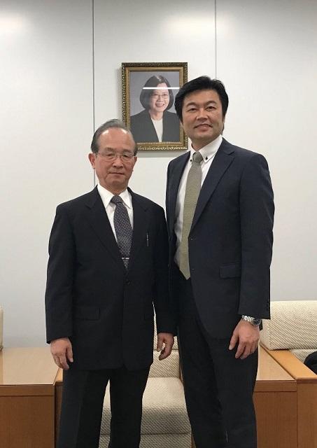 本處李處長（右）與前川信雄師範（左）合影