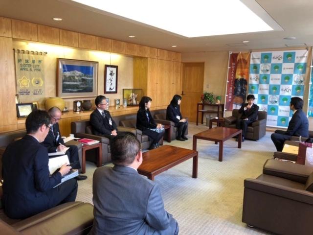 本處李處長（右一）與島田智明市長（右二）及該市相關幹部會談情形