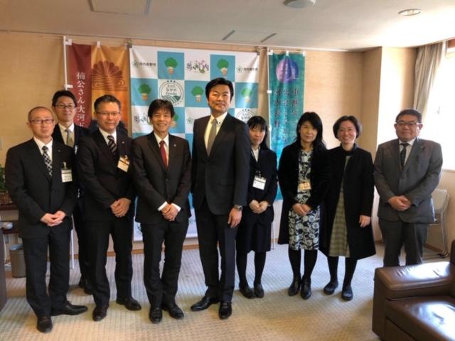 本處李處長（中）與島田智明市長（左四）等人合影