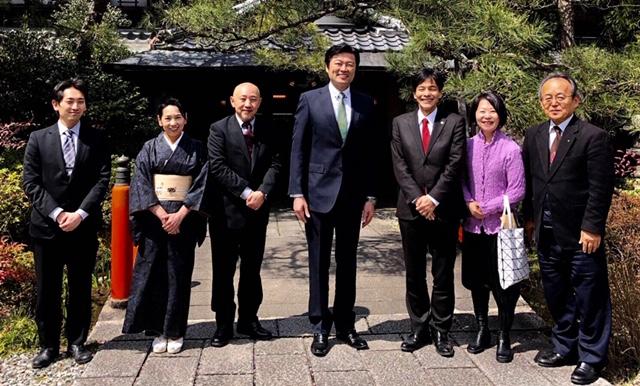 本處李處長（中）與島田智明市長（右三）、該市議會增田正博前議長（右一）、禪機山仙佛寺大阪道場黃詩評主任（右二）等人合影