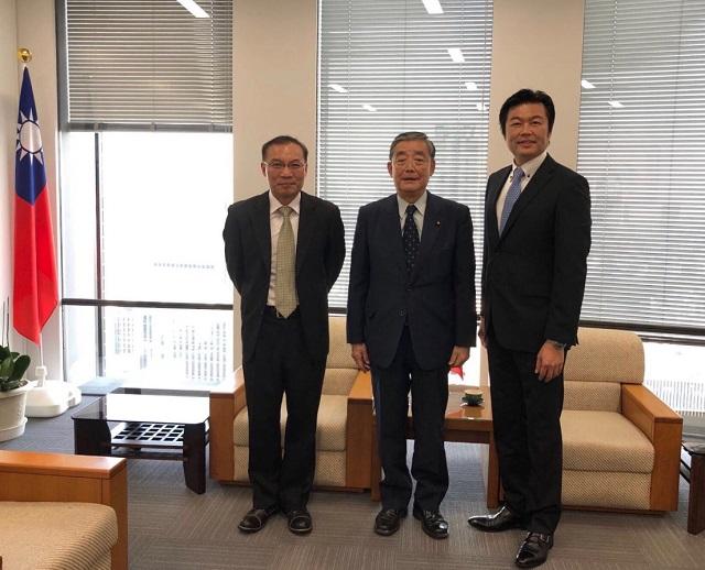 本處李處長（右）及張永賢副處長（左）與奧野信亮眾議員（中）合影