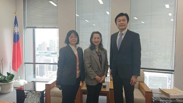 李處長(右)與關西生命線伊藤みどり代表(中)合影