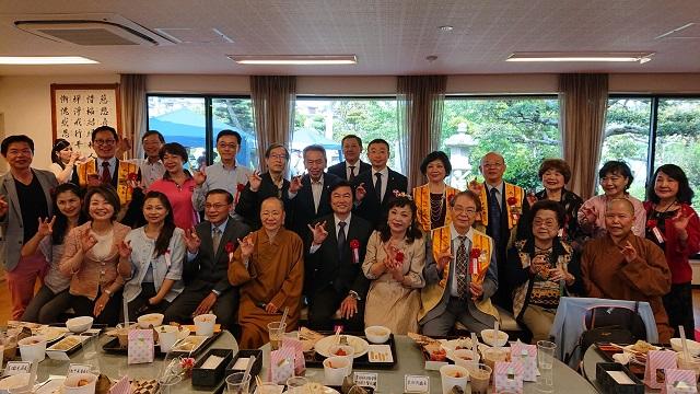 李處長(前排右5)、覺用法師(前排左5)、謝美香僑務諮詢委員(前排左4)、松田振興會長(後排左3)、張元礼子督導(後排右3)、豐田秋雄督導(前排右3)、林裕恆督導(後排右4)、林壽美子(後排右1)、江東優副會長(前排右2)、林學謙事務長(後排右6)等僑領合影