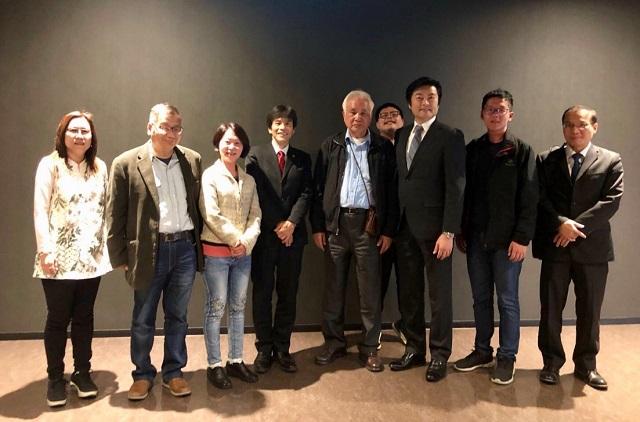 本處李處長(右三)及張永賢副處長(右一)與總統府姚嘉文資政(中)、河內長野市島田智明市長(左四)等人合影