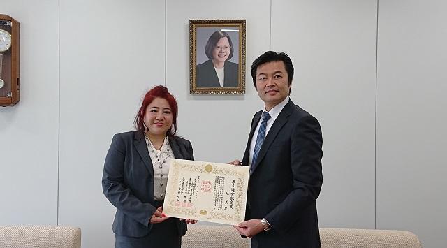李處長右祝賀林美里理事長左本年榮獲「東久邇宮紀念賞」