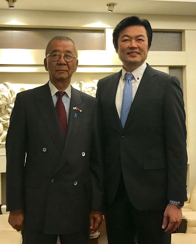 李處長(右)與辻井副會長(左)