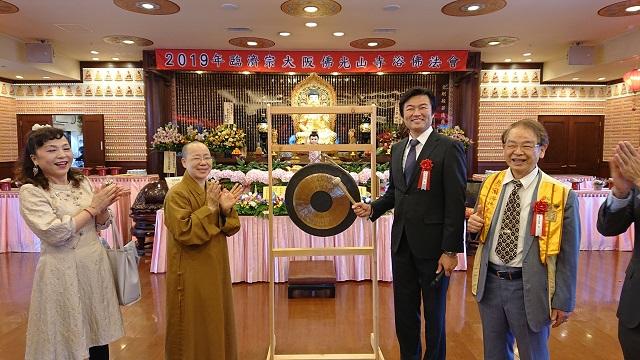 李處長(右2)敲鑼祈國泰民安
