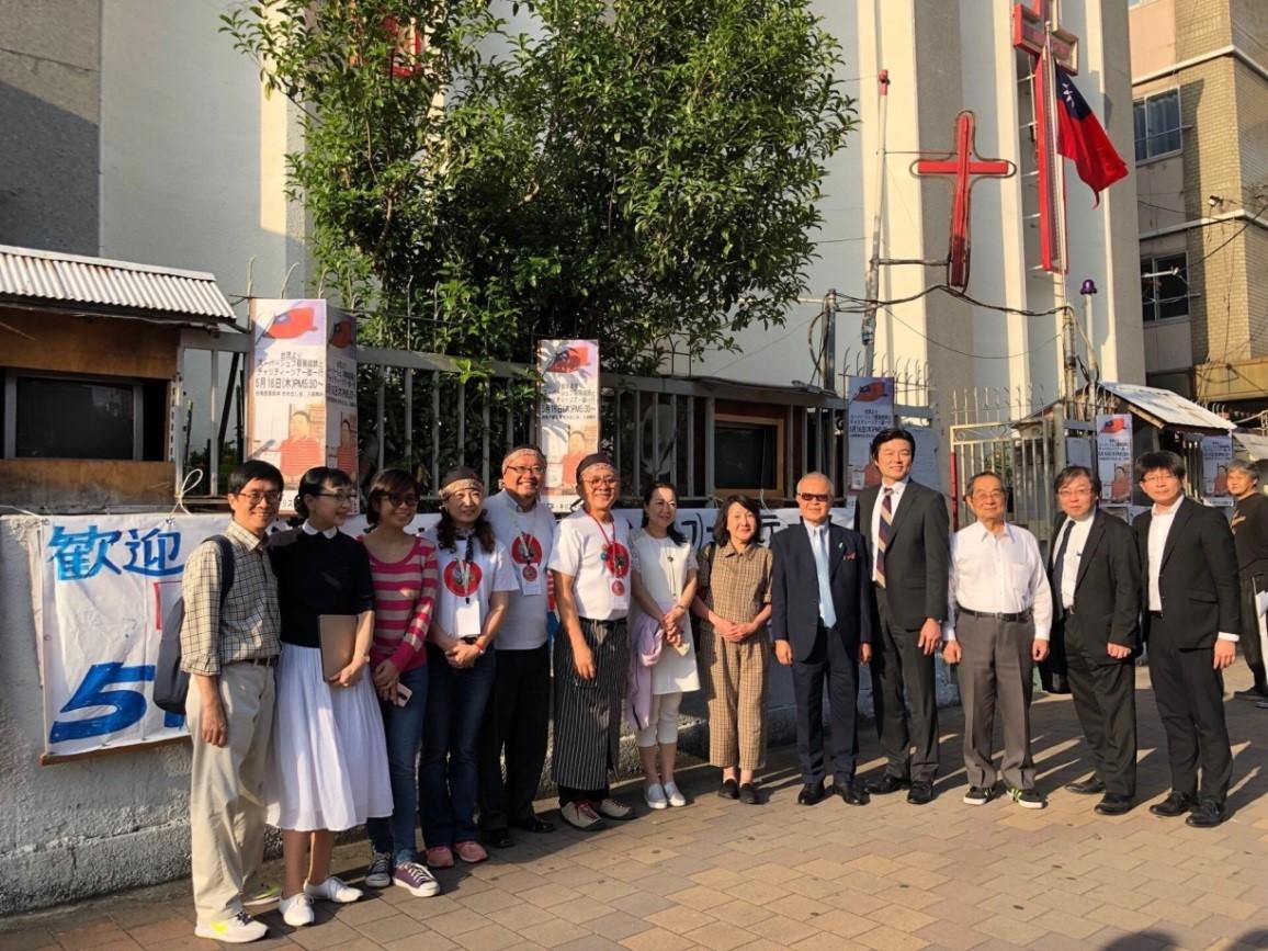 李處長(右4)與台南愛心總鋪師蔡瑞成(左6)、日本台南市後援會陳天隆會長(右5)、大阪同鄉會張種德名譽會長(右3)、林壽美子副會長(右6)及神戶華僑總會周月娥理事(中)等僑領合影