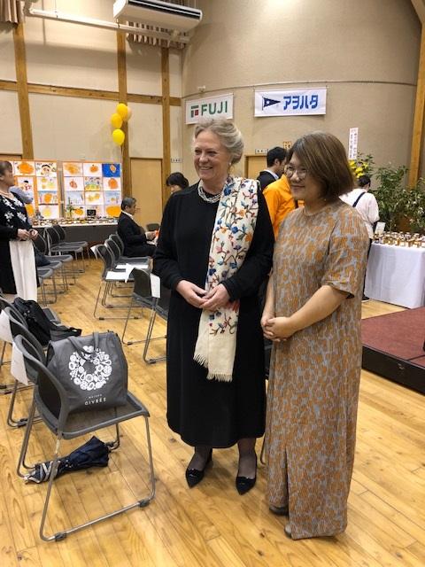 柯亞女士（右）與大賽創辦人Jane Hasell-McCosh女士（左）合影