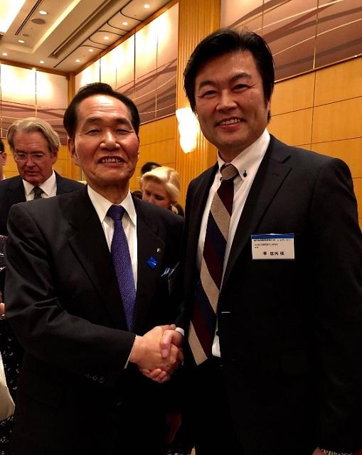 本處李處長（右）與瀨戶內國際藝術祭實行委員會浜田惠造會長（香川縣知事）（左）合影