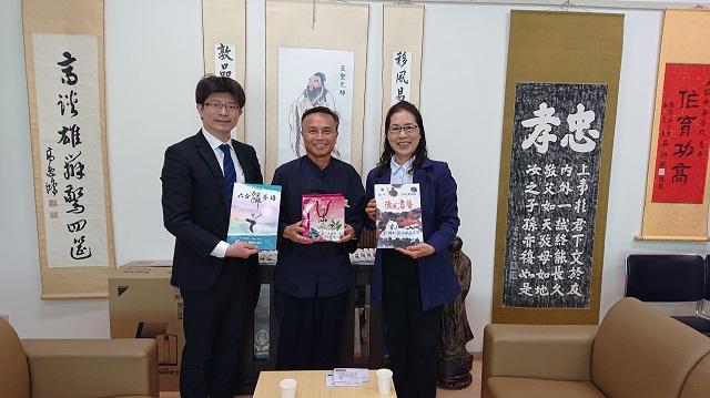 陳明德老師(中)、陳雪霞校長(右)、蔡季穎秘書(左)合影