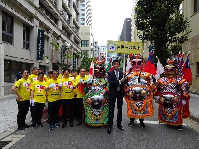 李世丙處長(中)到場為神戶華僑總會成員打氣