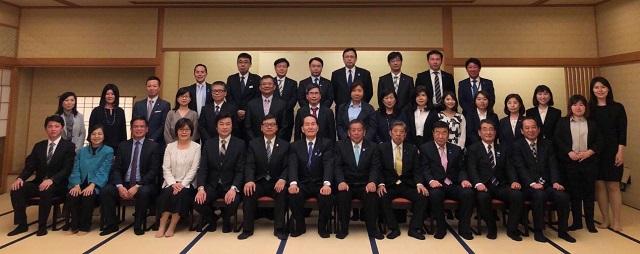 交通部觀光局張錫聰副局長（前排左六）、本處李處長（前排左五）與浜田惠造知事（前排右六）、香川縣議會花崎光弘議長（前排右五）、桃園市邱俊銘副秘書長（前排左三）、桃園市文化局莊秀美局長（前排左二）、臺灣文化中心王淑芳主任（前排左四）及臺灣觀光協會大阪事務所陳冠竹所長（前排左一）等人合影