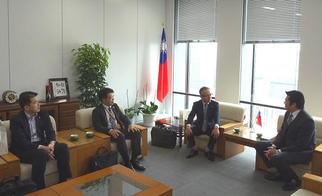 本處李世丙處長(右一) 與愛媛縣觀光物產協會黑瀨滿明(右二) 、該會鵜久森貴之專門員(左一)及愛媛縣大阪事務所鶴村幸弘所長(左二) 等人座談