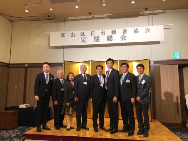 本處李處長（右三）與「富山縣日台親善協會」中川忠昭會長（右四）、冰見市林正之市長(右二）、五洲藥品株式會社藤井侃代表取締役社長(左二)、富山縣觀光交通地域振興局猪俣明彥局長(右一)、「石川縣臺灣華僑總會」高仙桃會長(左三)及「富山縣臺灣總會」共田吉孝會長(左一)等人合影