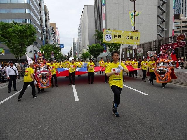 神戶華僑總會隊伍由電音三太子領頭、巨幅國旗吸引目光