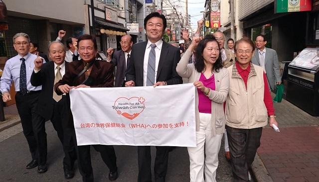 李處長與僑領共同上街「與臺灣同行」發聲支持臺灣參與WHA