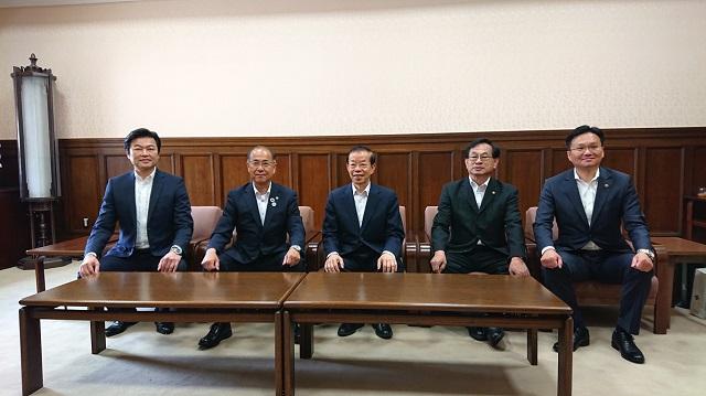 (左至右:李處長、三田議長、謝大使、松本利明會長、德村satoru議員)