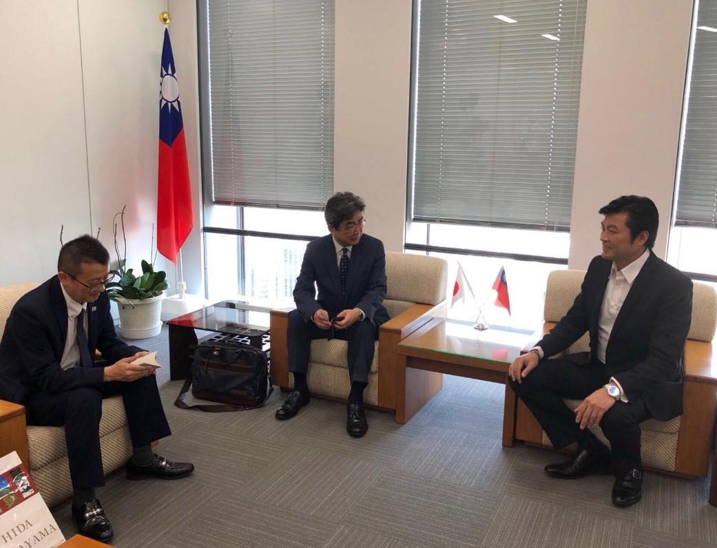 李處長（右）與大野郁彦顧問（中）及畑尻廣昌課長（左）會談情形。