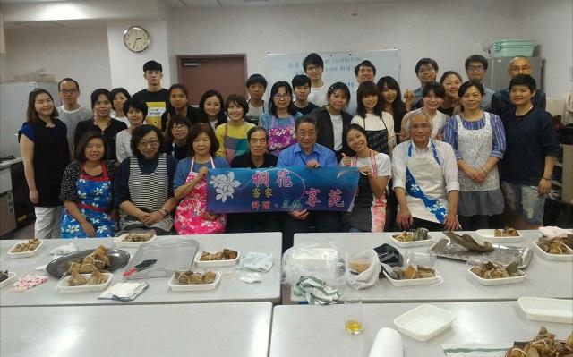 日本關西崇正會與留學生包粽子歡度端午節