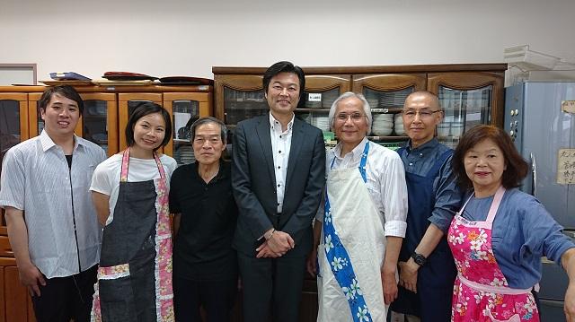 李世丙處長(中)祝賀劉宏城副會長(右3)及日本關西崇正會端午佳節愉快