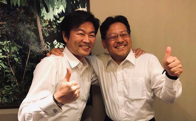 李處長（左）與關芳弘副大臣（右）合影