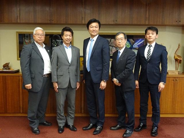 李處長(中)與枚方市伏見隆市長(左二)及山下寿士副市長(左一)等人合影