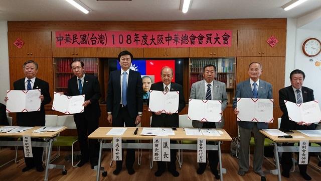 李世丙處長(左)頒發就任賀函