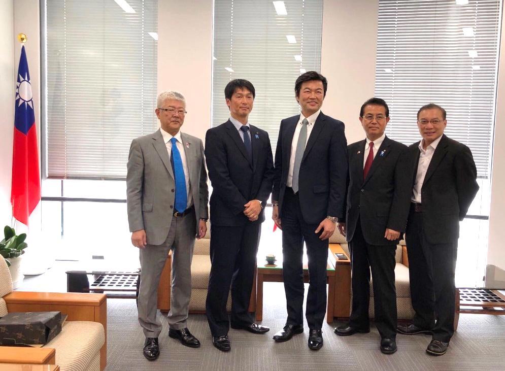 李處長（中）、張永賢副處長（右一）與井上直樹議長（左二）、和歌山市議會日台友好議員聯盟遠藤富士雄會長（右二）及該議會事務局中野光進局長（左一）合影