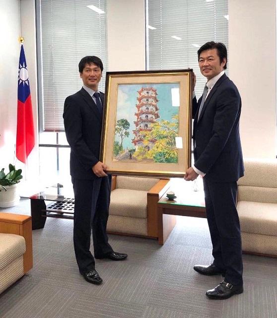 李處長（右）致贈井上直樹議長（左）我旅日畫家方昭然先生畫作