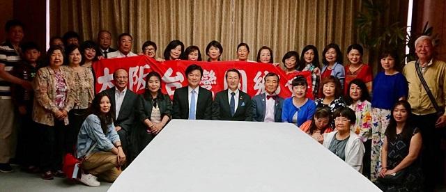 本處李處長（前排左四）、「大阪台灣同鄉會」王會長（前排左六）及謝名譽會長（前排左七）乙行與平井知事（前排左五）合影
