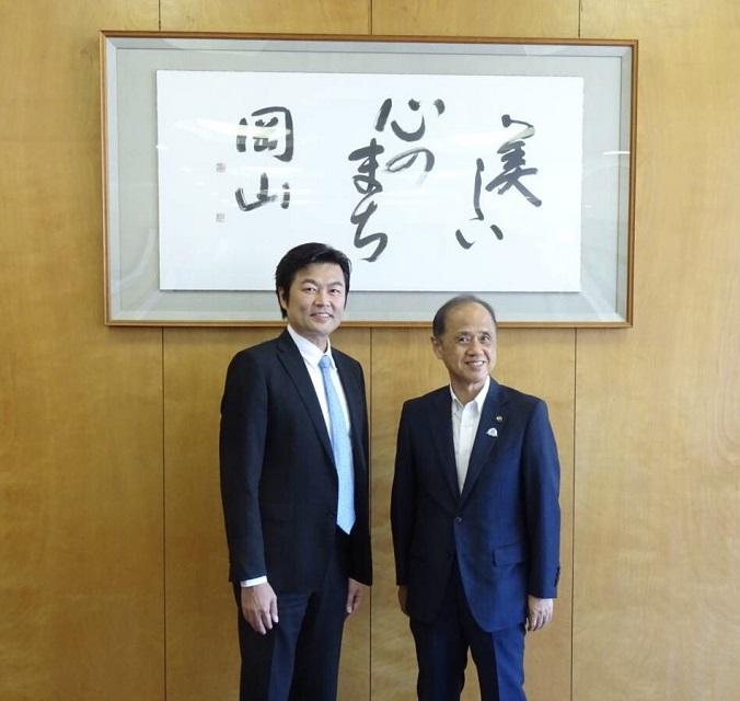 李處長與岡山市大森雅夫市長(右)合影