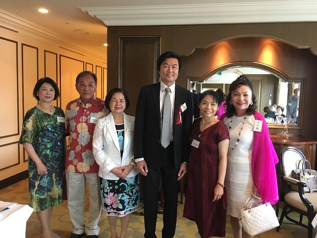 李世丙處長(右3)、相思會莊子慧玲會長(右2)、張雅孝僑務委員(左2)、謝美香僑務諮詢委員(右1)、俞秀霞僑務諮詢委員(右1)、洪麗華僑務促進委員(左1)