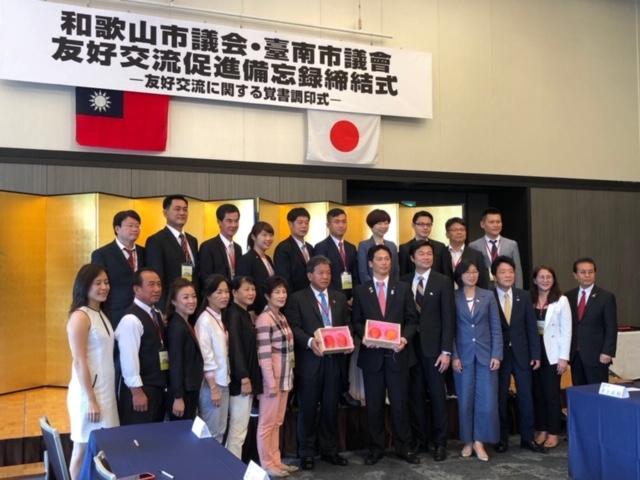 李處長（前排右五）、郭議長（前排左七）等議員與井上議長（前排右六）合影