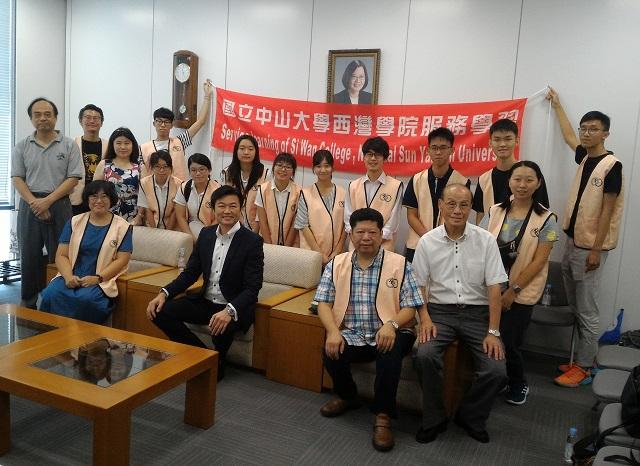 駐大阪辦事處李處長世丙(坐者左二)與國立中山大學師生訪日團，大阪中華學校連茂雄理事長(坐者右一)合影