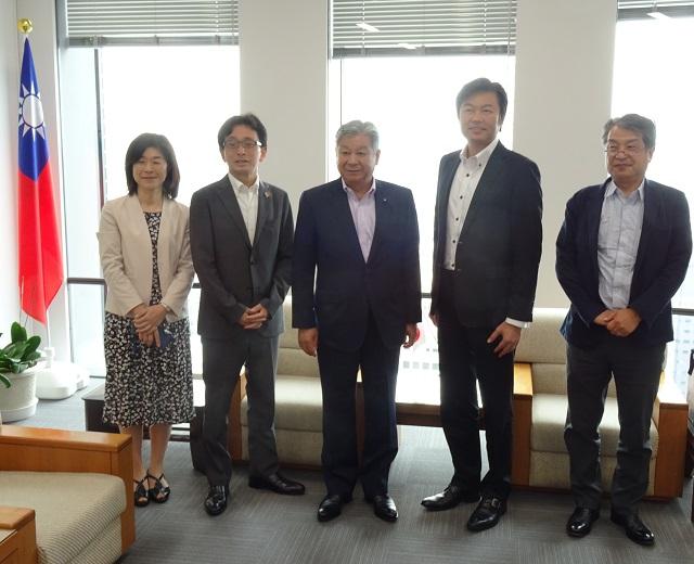 李處長（右二）與鳥取縣議會藤繩喜和議長（中）、鳥取縣觀光交流局門脇誠司局長（左二）、交流推進課遠藤俊樹課長（右一）及關西本部中原美由紀本部長（左一）等人合影