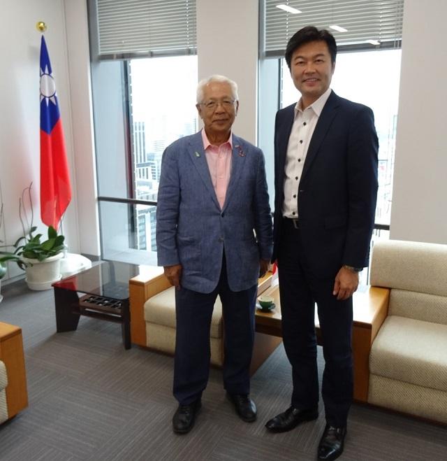 李處長(右)與大阪府議會日華親善議員連盟永野孝男前會長(左)合影