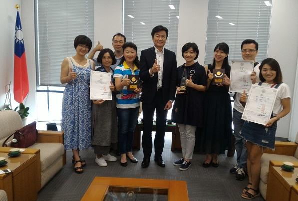 駐大阪辦事處李處長世丙(右五)與臺中室內合唱團榮獲的兩金獎牌及獎狀合影