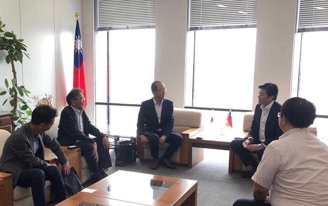 李處長與清原上席執行役員（中）、水野部長（左二）、宇井課長（左一）等人座談情形