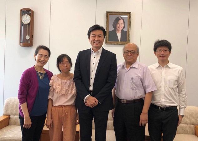 李處長（中）與郭世宗牧師（右二）、「日本關西生命線」伊藤綠代表（左一）等人合影