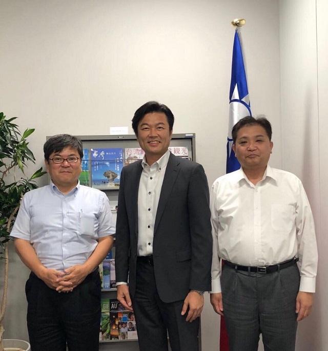 本處李處長（中）與太田副市長（右）及坂野部長（左）合影