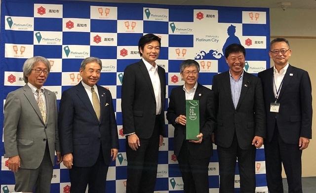 李處長（左三）與岡崎市長（右三）、「高知縣日台親善協會」有田憲一會長（左二）、平山昌信副會長（左一）及「高知縣議會日台友好議員聯盟」森田英二會長（右二）等人合影