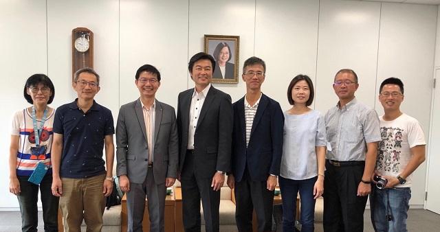 李處長（左四）與沈局長（右四）及江主任委員（左三）等人合影