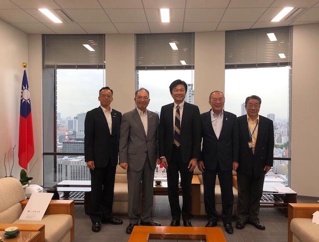 李處長（中）、羅國隆簡任秘書（右一）與久禮理事長（左二）等人合影